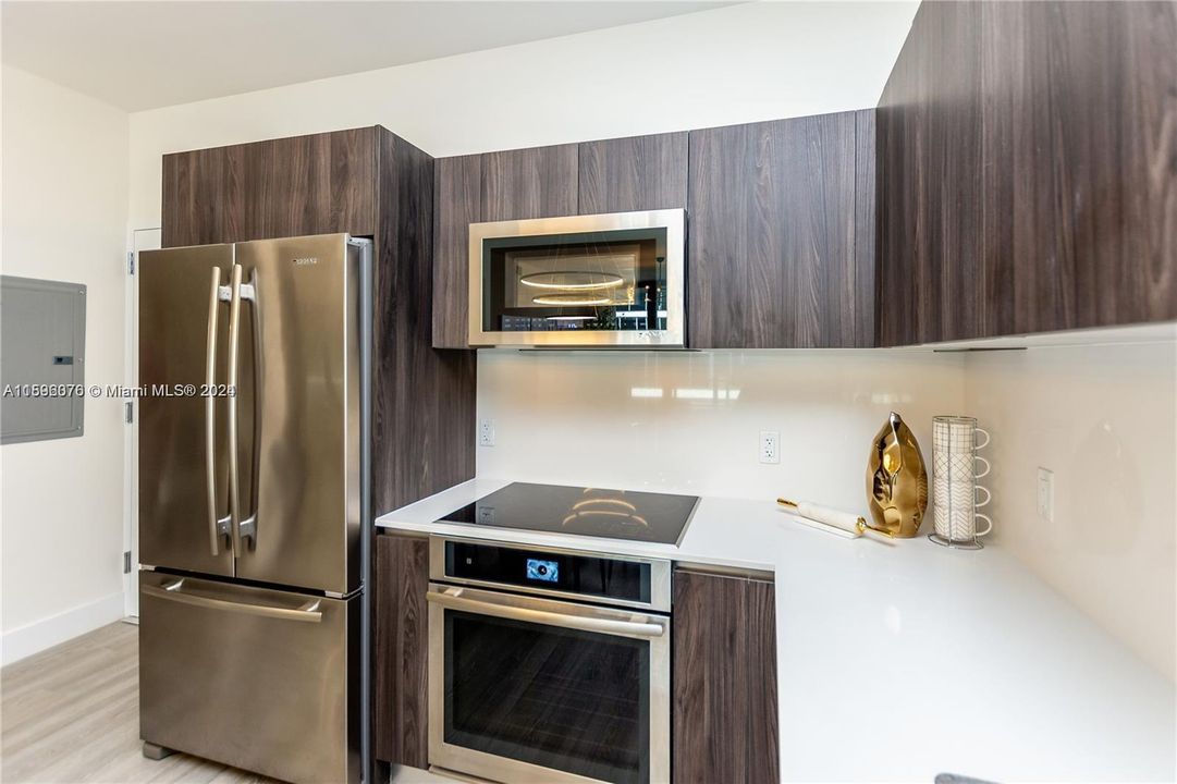 Active With Contract: $3,700 (1 beds, 2 baths, 855 Square Feet)