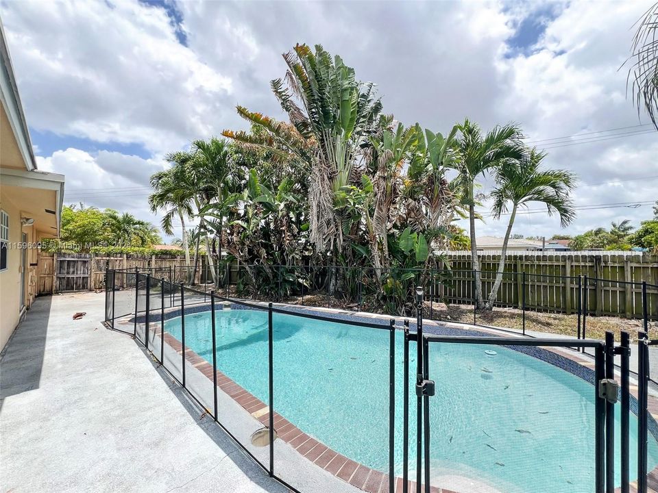 Active With Contract: $434,900 (4 beds, 2 baths, 1870 Square Feet)