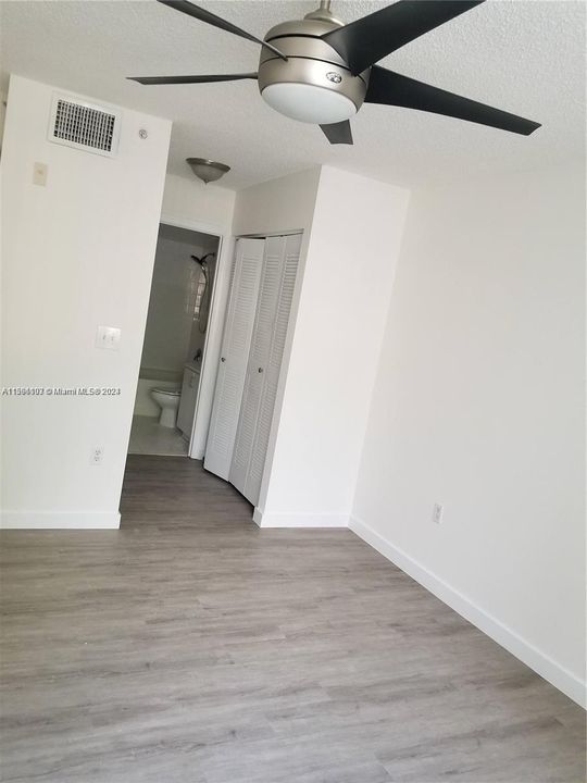 Active With Contract: $2,300 (2 beds, 2 baths, 966 Square Feet)