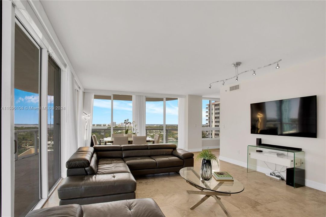 For Sale: $1,395,000 (2 beds, 2 baths, 1322 Square Feet)