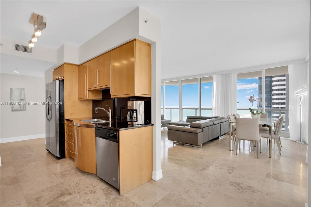 For Sale: $1,395,000 (2 beds, 2 baths, 1322 Square Feet)