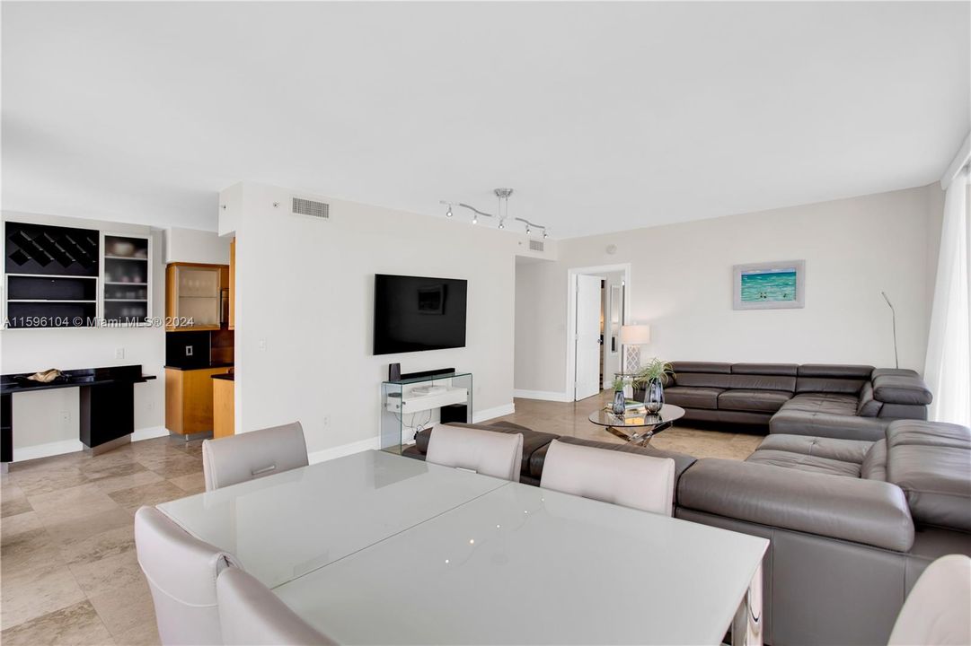 For Sale: $1,395,000 (2 beds, 2 baths, 1322 Square Feet)