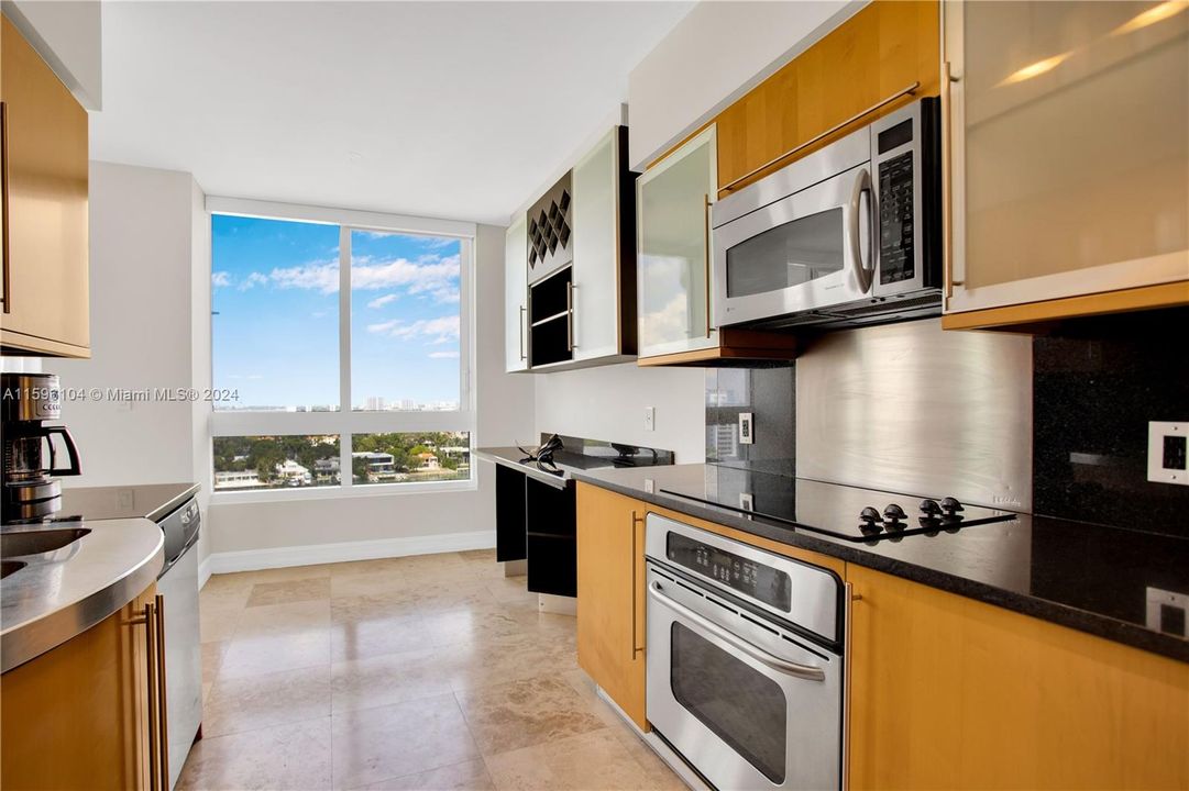 For Sale: $1,395,000 (2 beds, 2 baths, 1322 Square Feet)