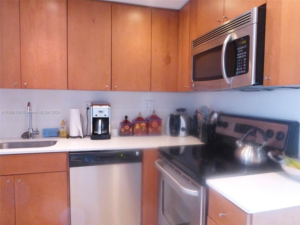 For Sale: $599,000 (1 beds, 1 baths, 897 Square Feet)