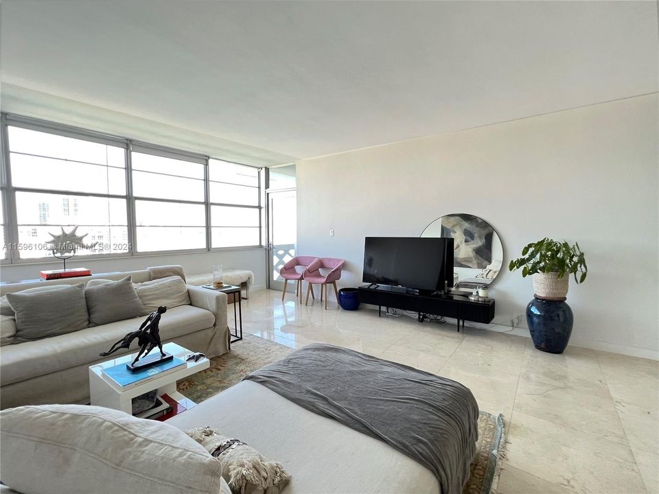 For Sale: $599,000 (1 beds, 1 baths, 897 Square Feet)