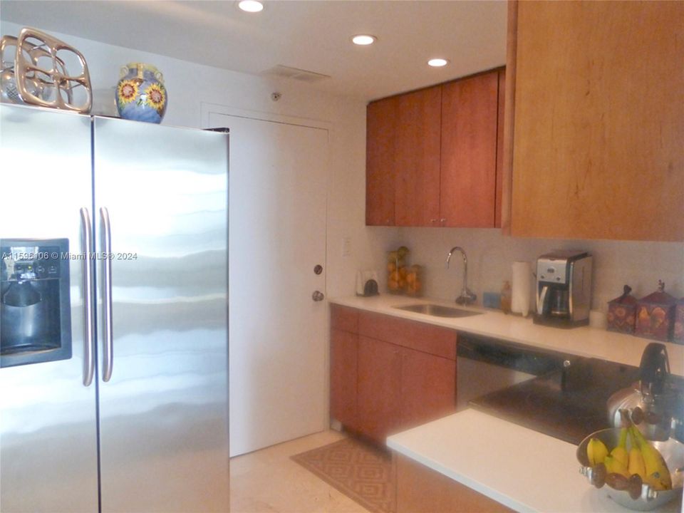 For Sale: $599,000 (1 beds, 1 baths, 897 Square Feet)