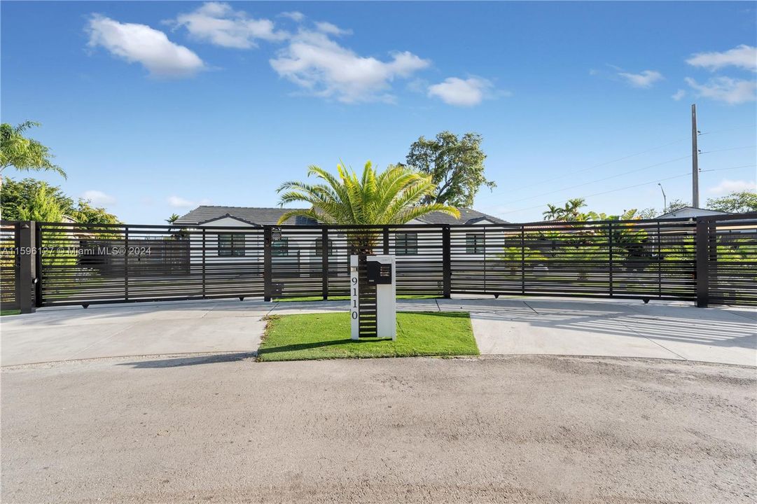 For Sale: $1,500,000 (4 beds, 2 baths, 1814 Square Feet)