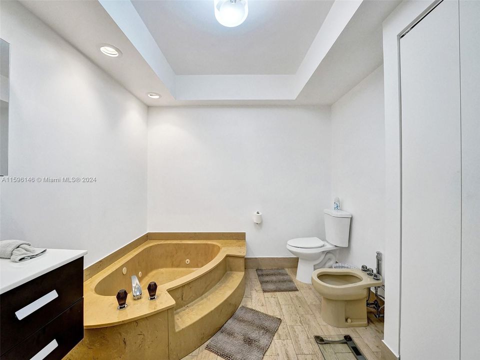 合同活跃: $7,000 (2 贝兹, 2 浴室, 1800 平方英尺)