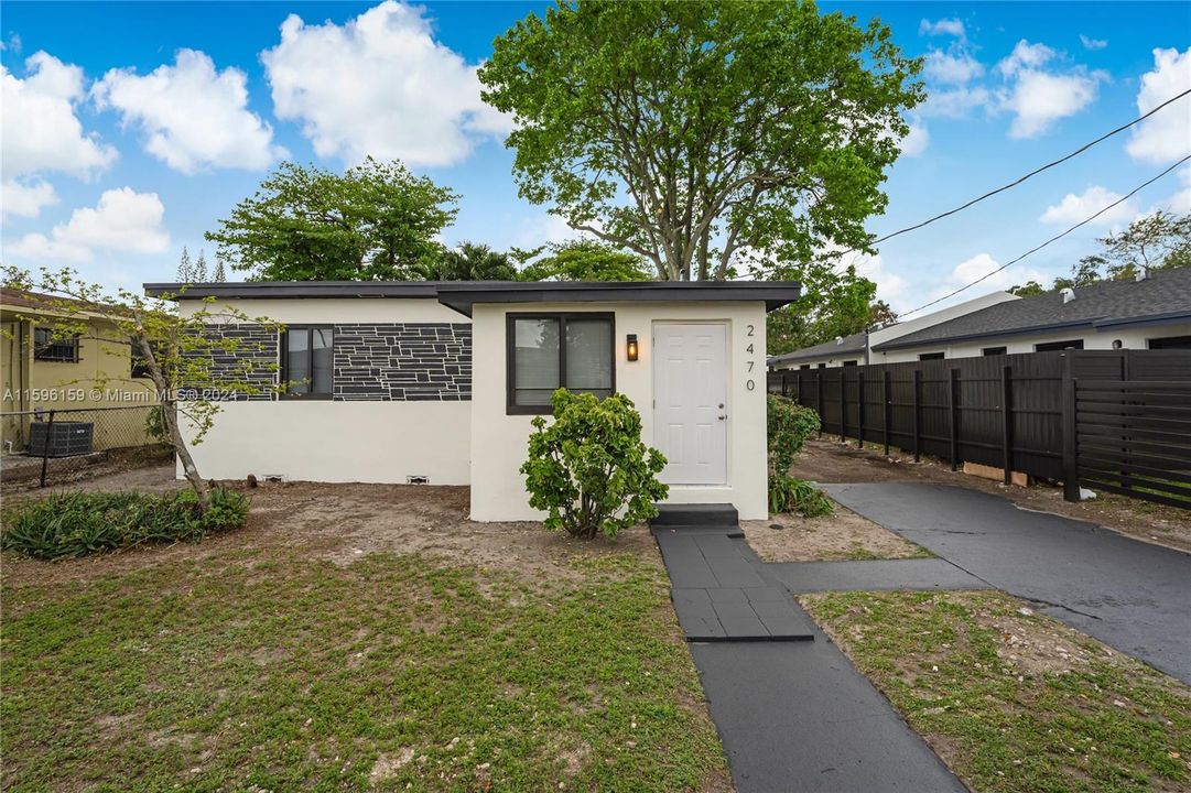 Active With Contract: $450,000 (3 beds, 2 baths, 816 Square Feet)