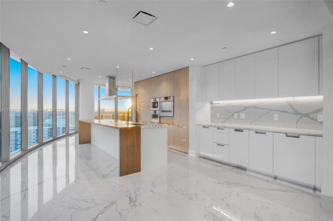 Recently Sold: $7,500,000 (4 beds, 5 baths, 3204 Square Feet)