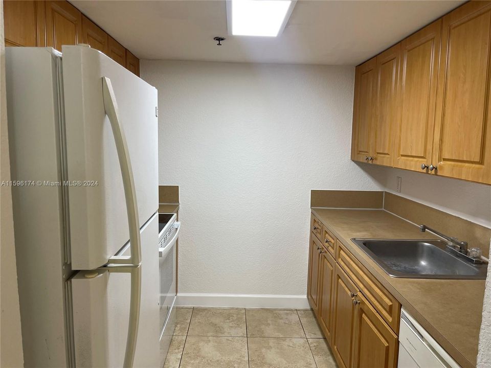 For Rent: $2,450 (2 beds, 2 baths, 698 Square Feet)