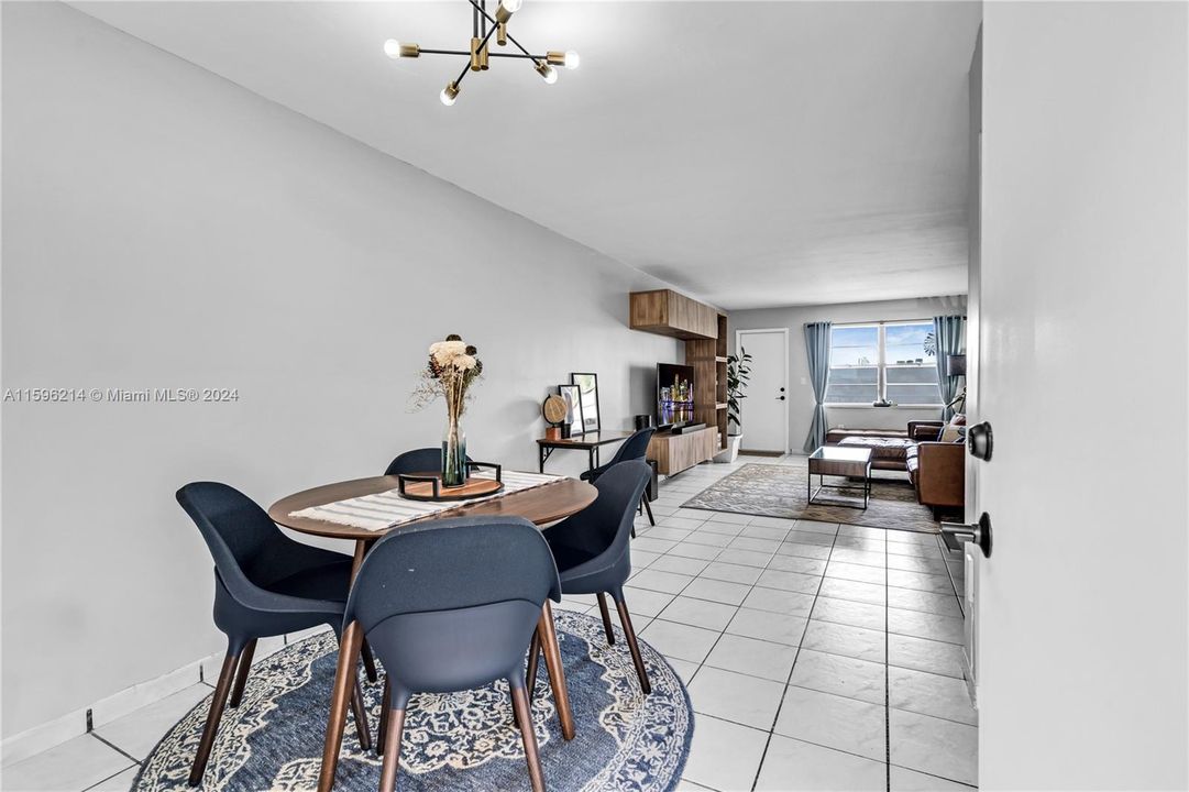 Active With Contract: $275,000 (1 beds, 1 baths, 717 Square Feet)