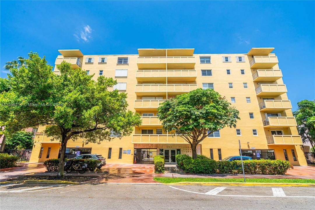 Active With Contract: $275,000 (1 beds, 1 baths, 717 Square Feet)