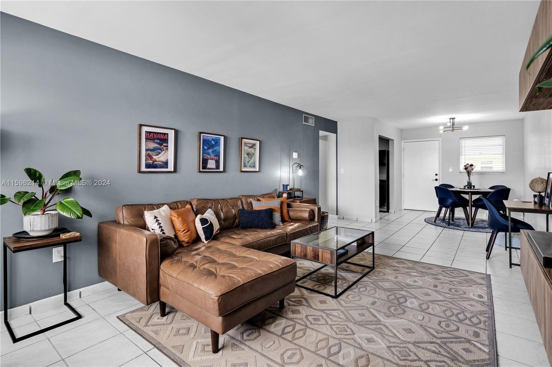 Active With Contract: $275,000 (1 beds, 1 baths, 717 Square Feet)