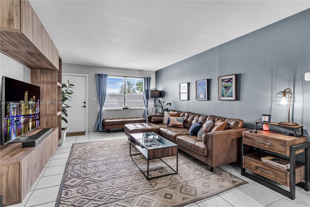 Active With Contract: $275,000 (1 beds, 1 baths, 717 Square Feet)