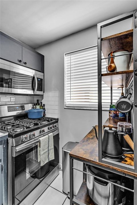 Active With Contract: $275,000 (1 beds, 1 baths, 717 Square Feet)