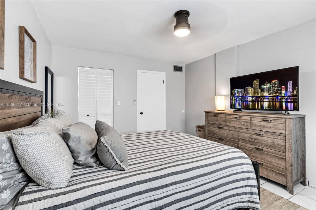 Active With Contract: $275,000 (1 beds, 1 baths, 717 Square Feet)