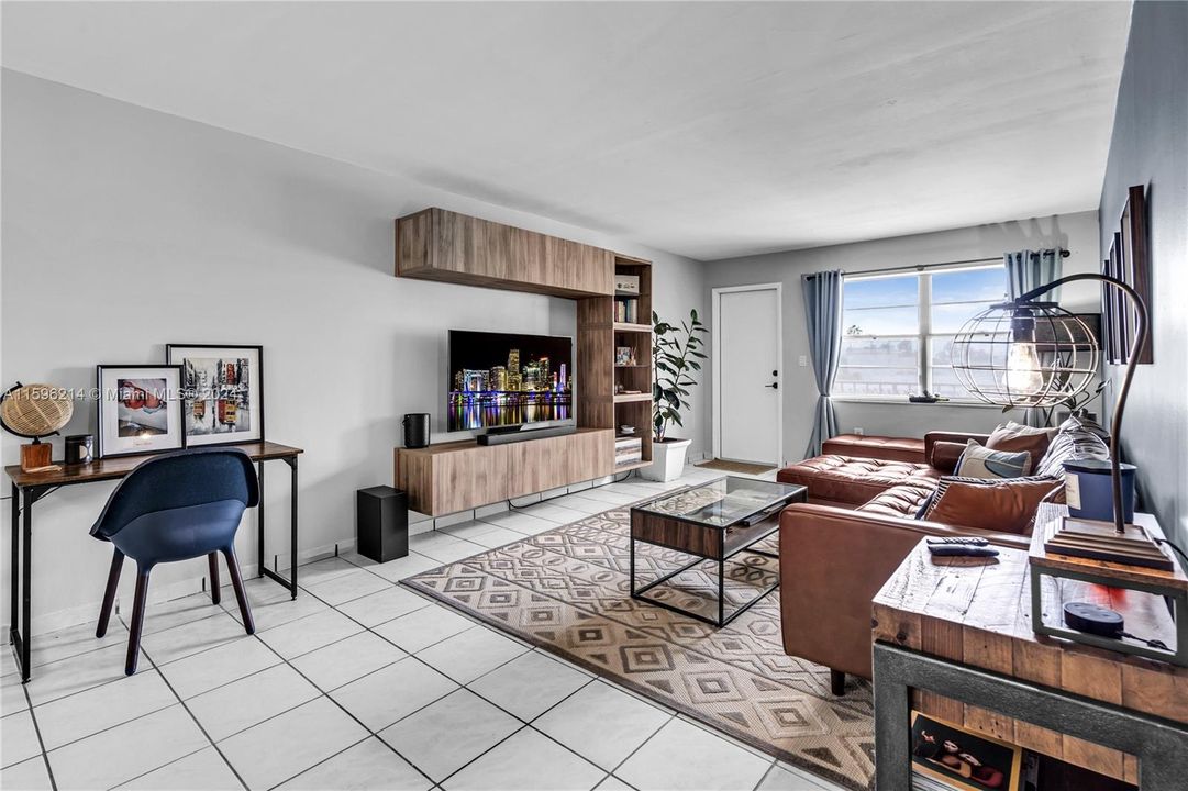 Active With Contract: $275,000 (1 beds, 1 baths, 717 Square Feet)