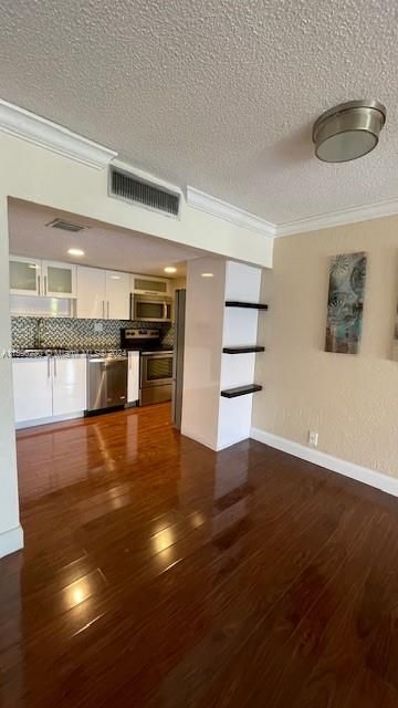 For Sale: $299,000 (2 beds, 2 baths, 1106 Square Feet)