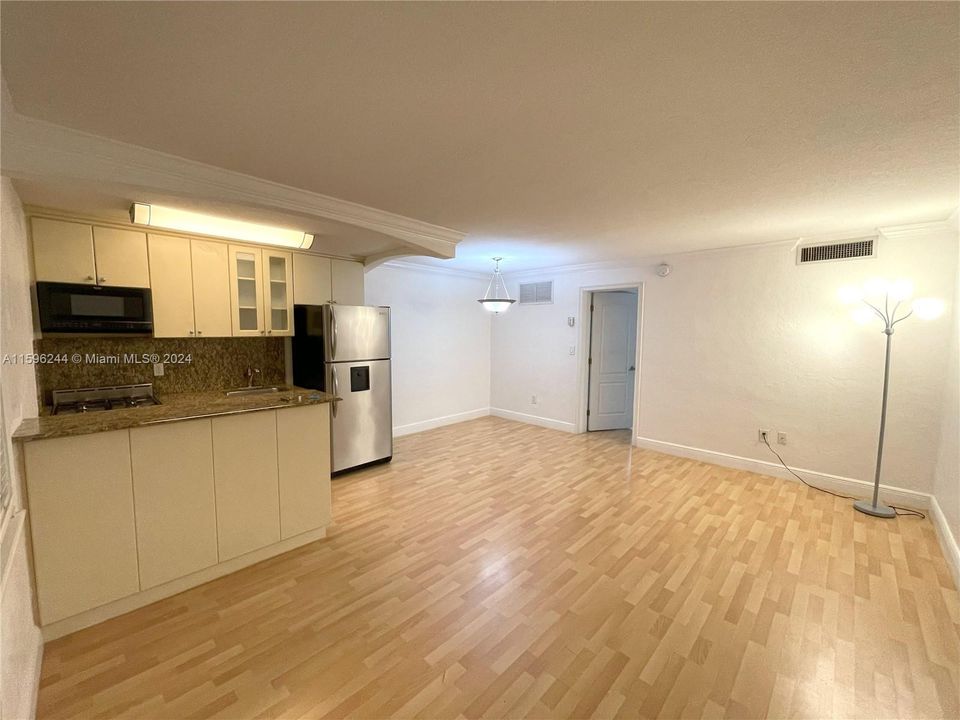 For Sale: $300,000 (1 beds, 1 baths, 514 Square Feet)