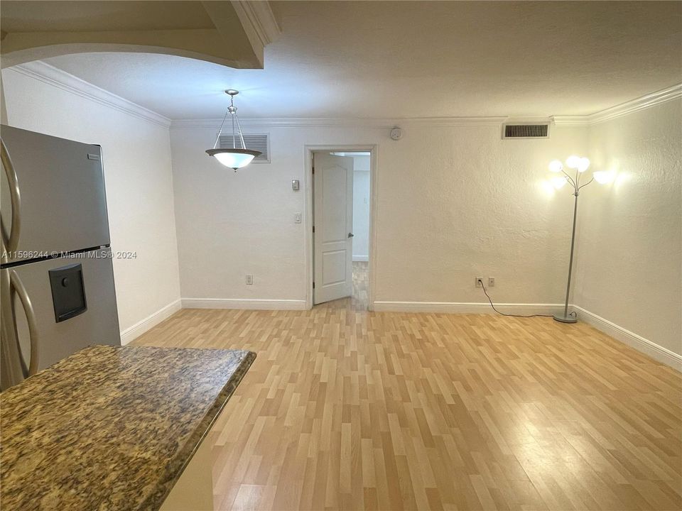 For Sale: $300,000 (1 beds, 1 baths, 514 Square Feet)