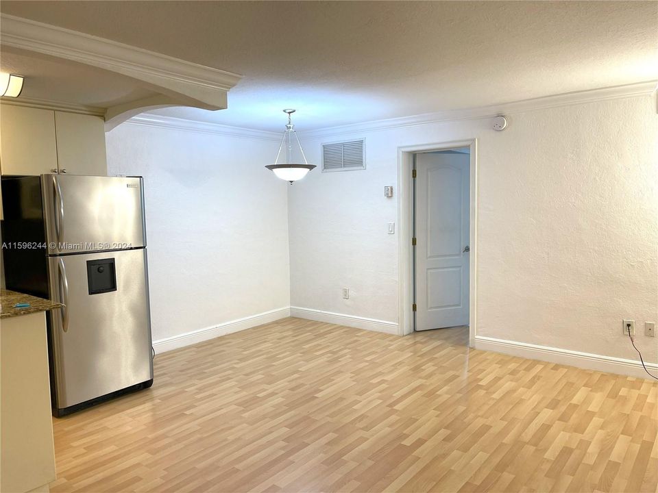 For Sale: $300,000 (1 beds, 1 baths, 514 Square Feet)