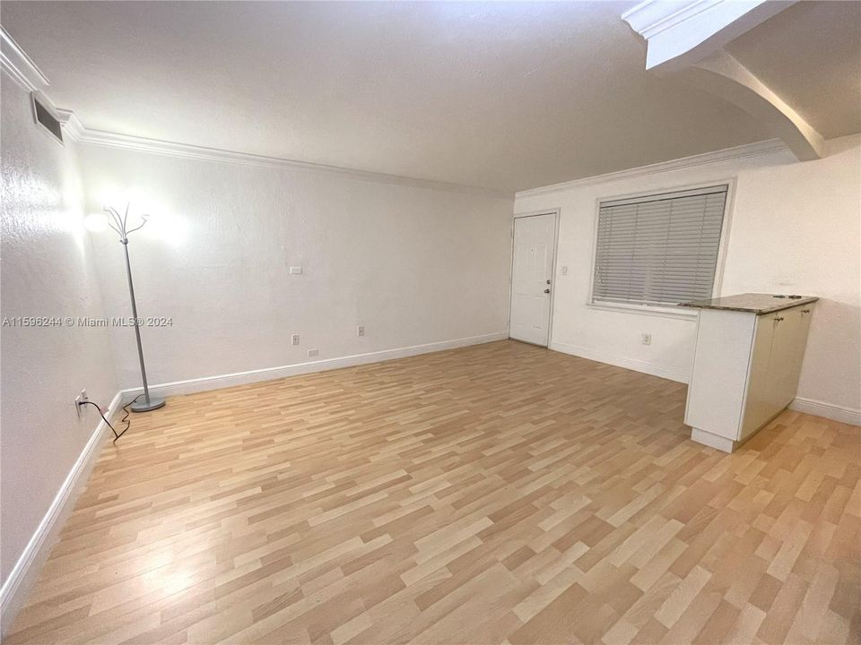 For Sale: $300,000 (1 beds, 1 baths, 514 Square Feet)