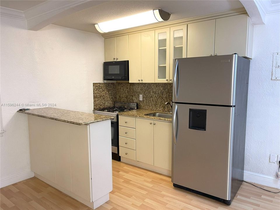 For Sale: $300,000 (1 beds, 1 baths, 514 Square Feet)