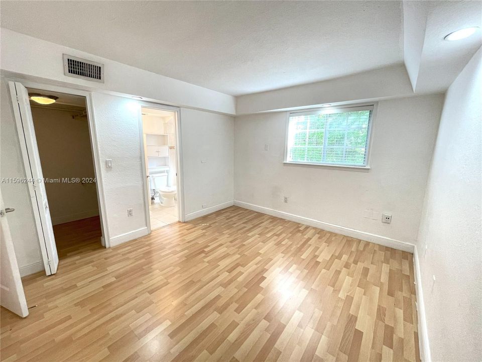 For Sale: $300,000 (1 beds, 1 baths, 514 Square Feet)