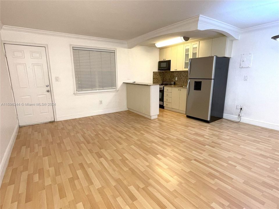 For Sale: $300,000 (1 beds, 1 baths, 514 Square Feet)