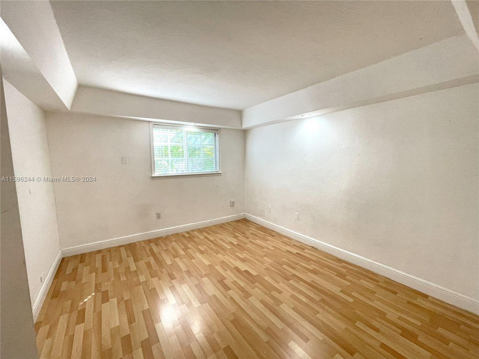 For Sale: $300,000 (1 beds, 1 baths, 514 Square Feet)