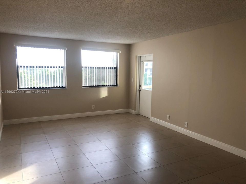 Active With Contract: $2,000 (1 beds, 1 baths, 710 Square Feet)