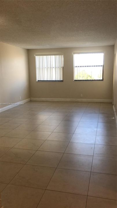Active With Contract: $2,000 (1 beds, 1 baths, 710 Square Feet)