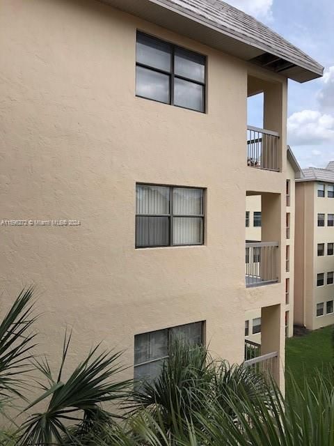 Active With Contract: $2,000 (1 beds, 1 baths, 710 Square Feet)