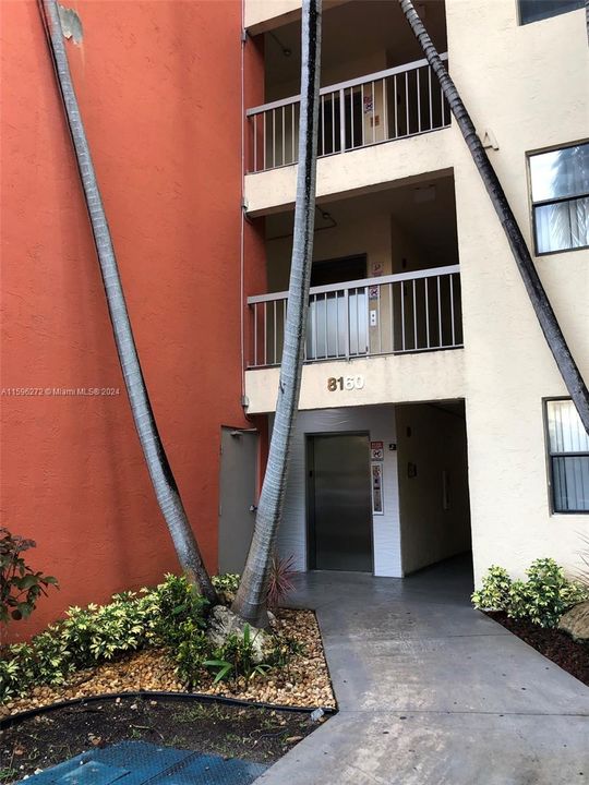 Active With Contract: $2,000 (1 beds, 1 baths, 710 Square Feet)