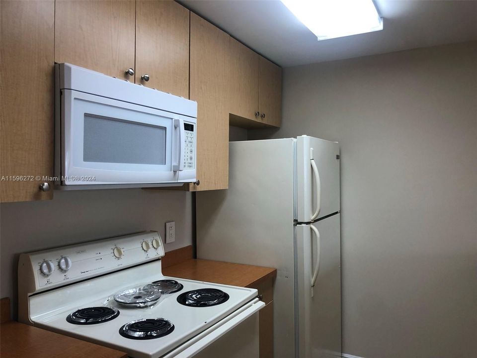 Active With Contract: $2,000 (1 beds, 1 baths, 710 Square Feet)