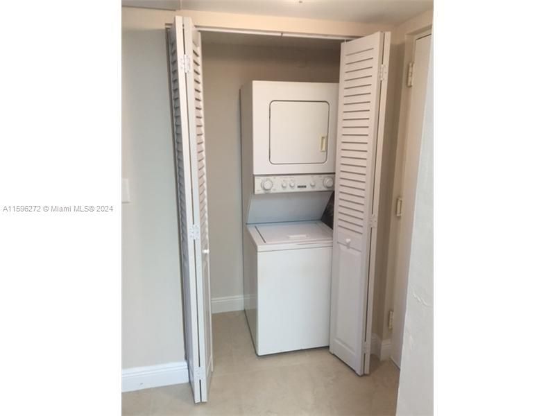 Active With Contract: $2,000 (1 beds, 1 baths, 710 Square Feet)