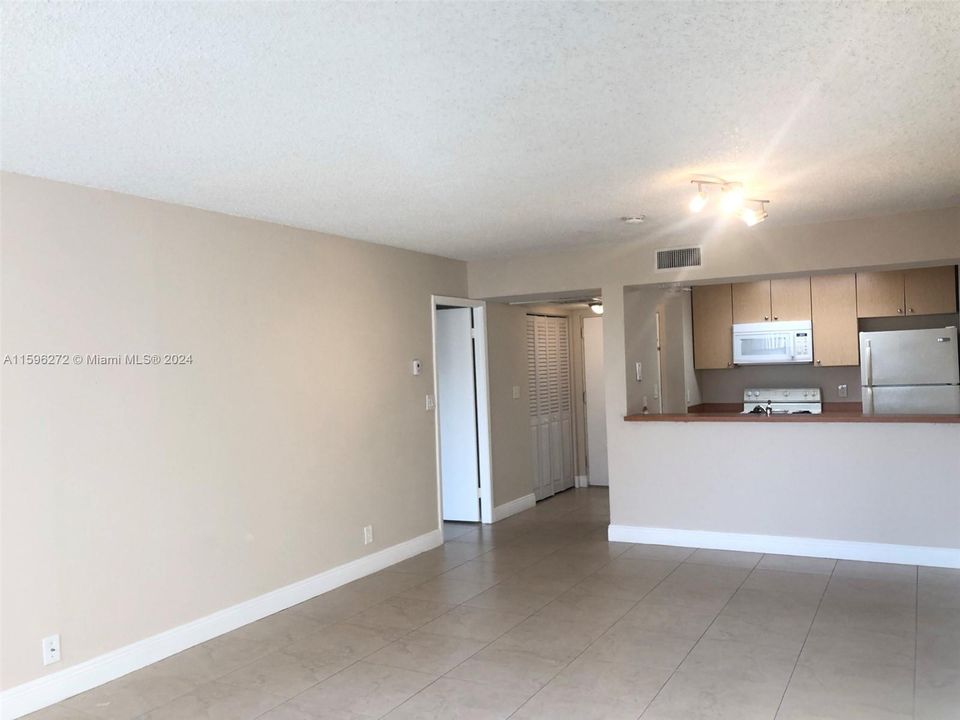 Recently Rented: $2,000 (1 beds, 1 baths, 710 Square Feet)
