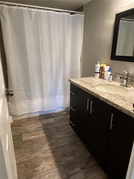 Active With Contract: $2,250 (1 beds, 1 baths, 620 Square Feet)