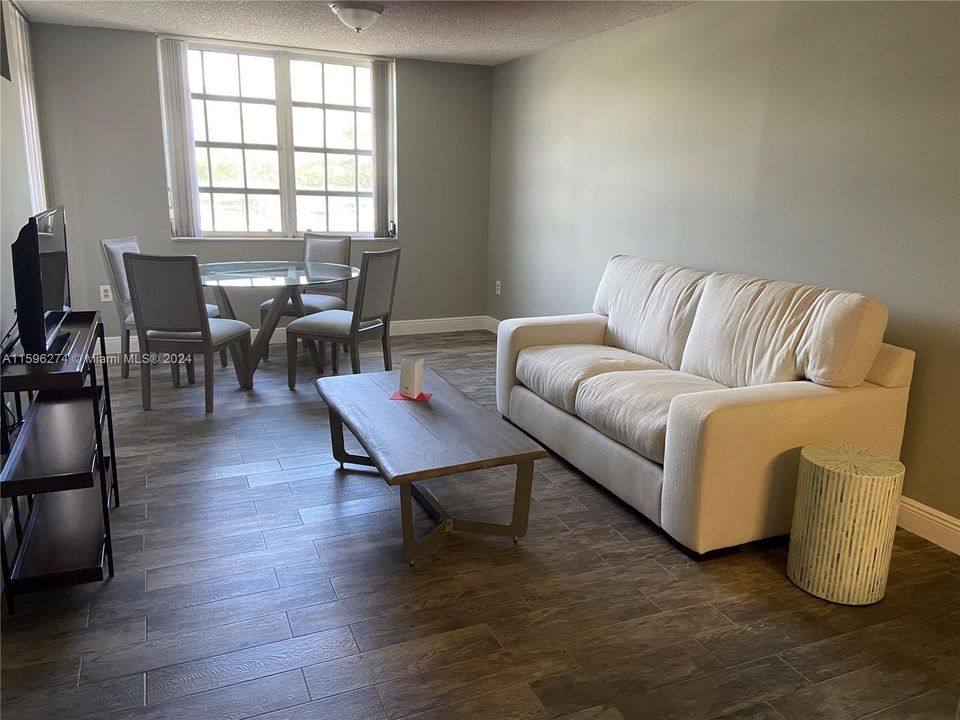 Active With Contract: $2,250 (1 beds, 1 baths, 620 Square Feet)