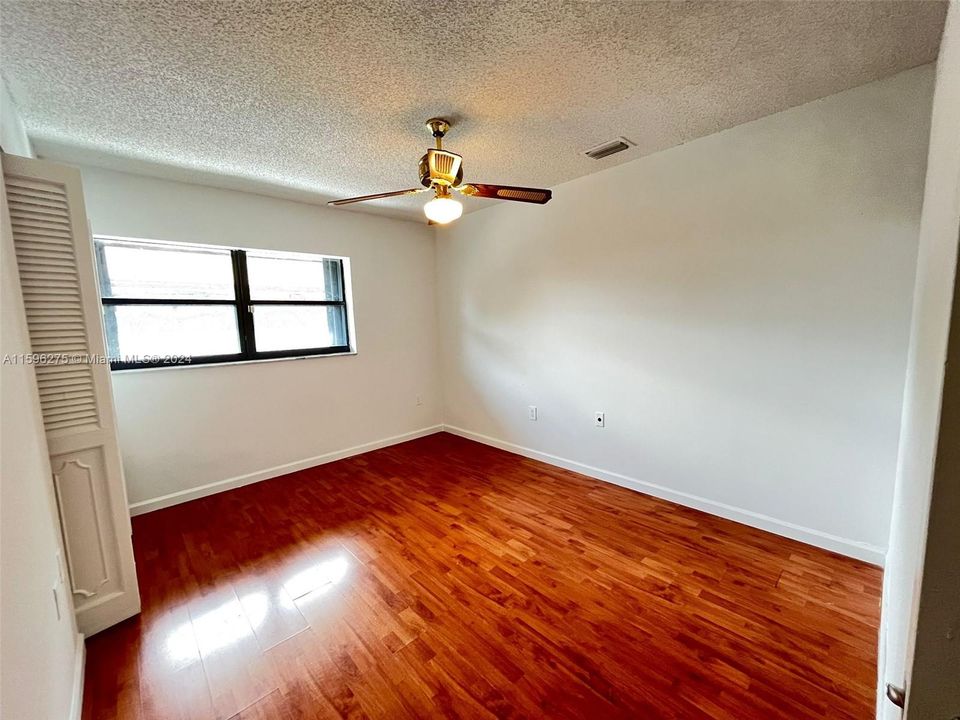 Vendido Recientemente: $428,000 (3 camas, 2 baños, 1404 Pies cuadrados)