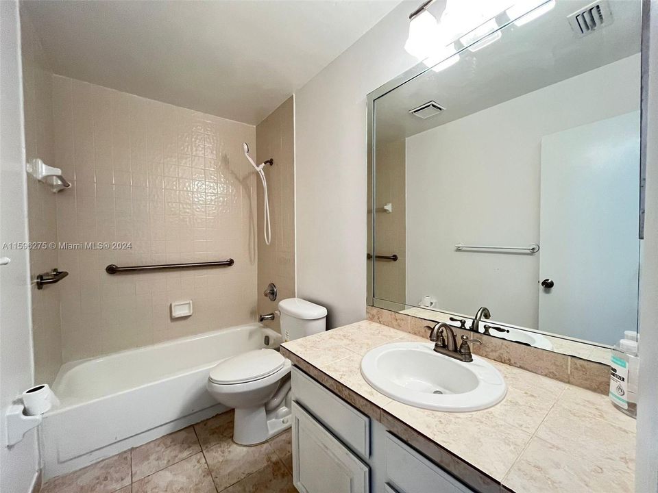 最近售出: $428,000 (3 贝兹, 2 浴室, 1404 平方英尺)