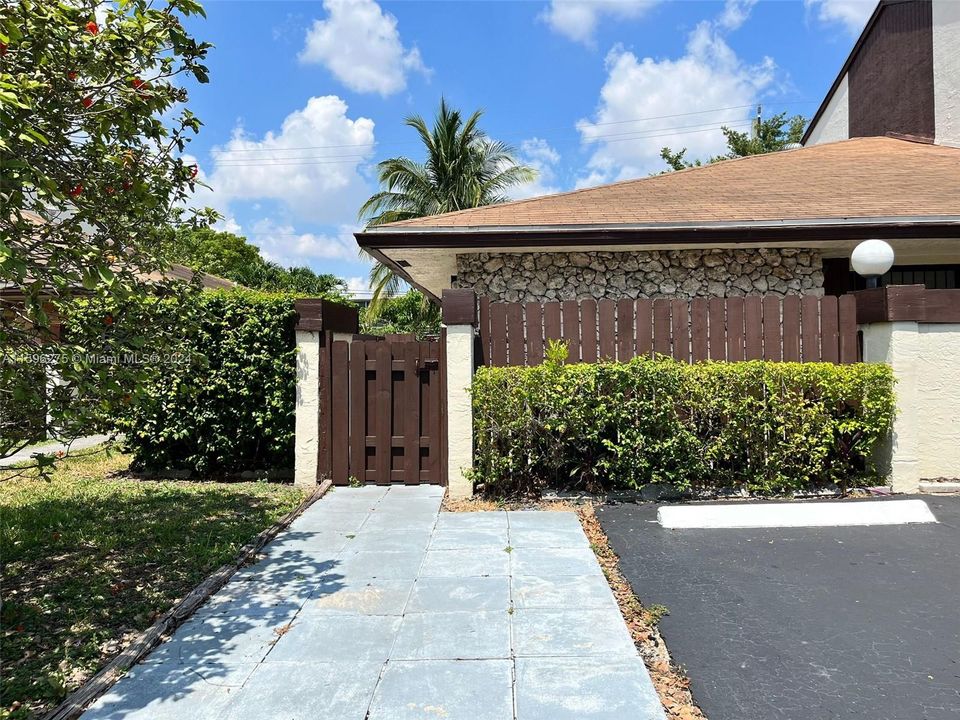 Recently Sold: $428,000 (3 beds, 2 baths, 1404 Square Feet)