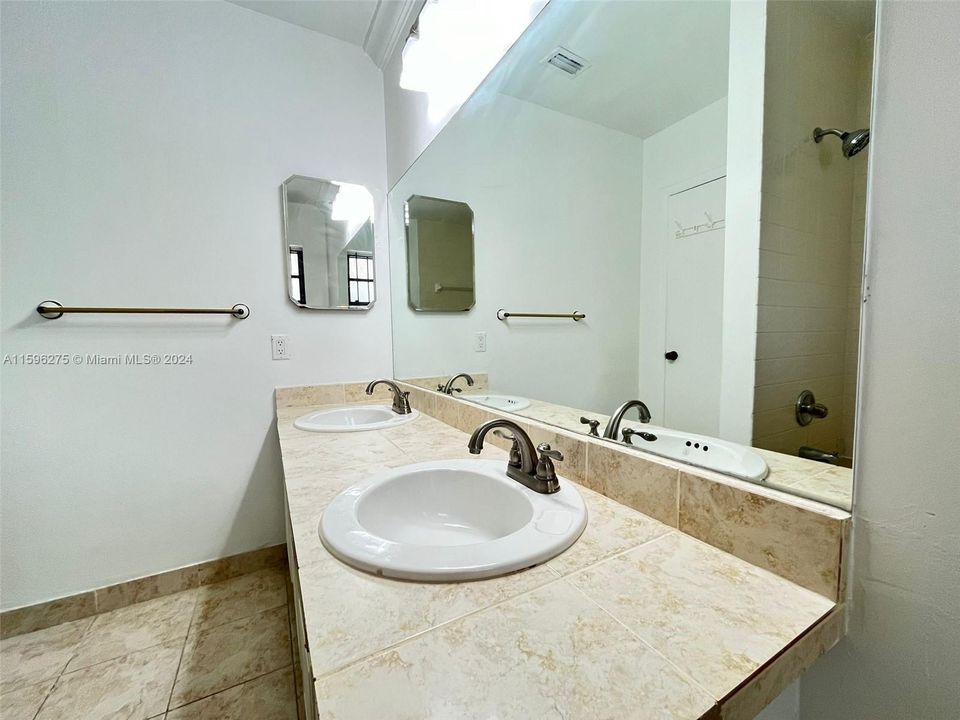最近售出: $428,000 (3 贝兹, 2 浴室, 1404 平方英尺)