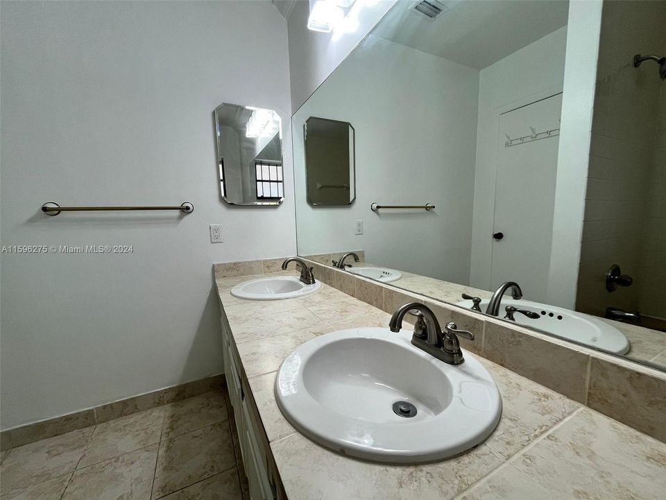 Vendido Recientemente: $428,000 (3 camas, 2 baños, 1404 Pies cuadrados)