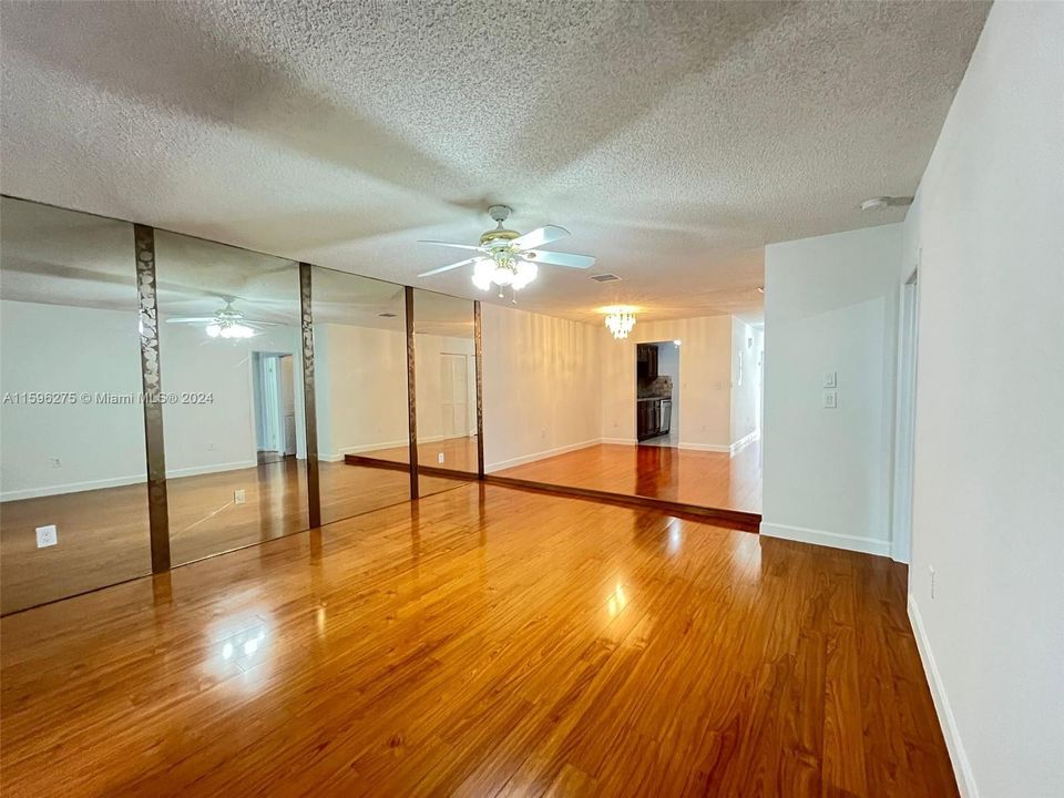 Vendido Recientemente: $428,000 (3 camas, 2 baños, 1404 Pies cuadrados)