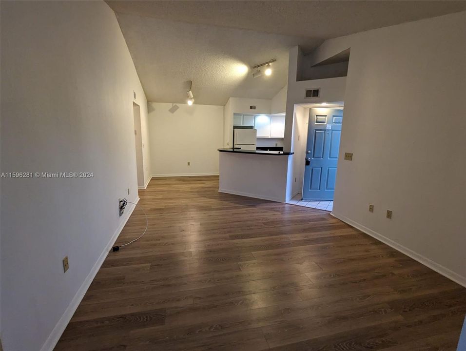 最近租的: $1,800 (2 贝兹, 1 浴室, 909 平方英尺)