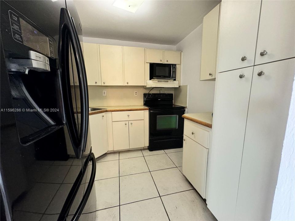 For Sale: $275,000 (2 beds, 2 baths, 900 Square Feet)