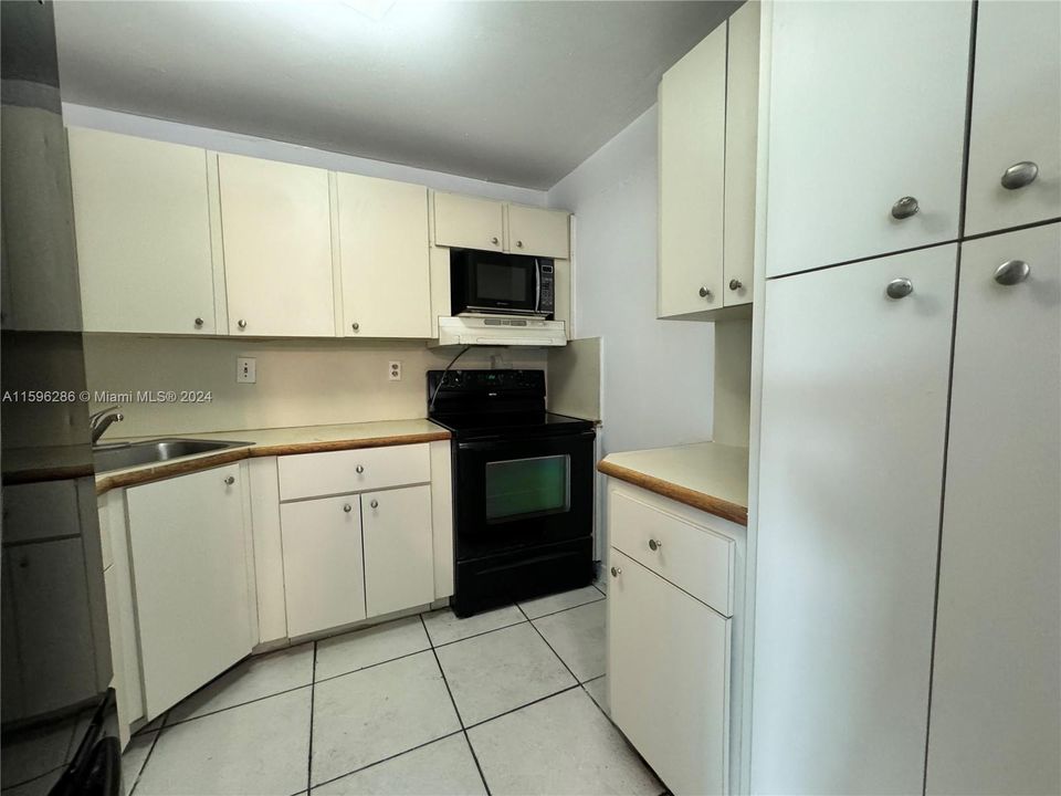 For Sale: $275,000 (2 beds, 2 baths, 900 Square Feet)