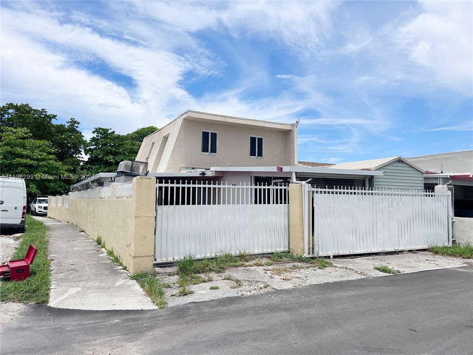 Active With Contract: $415,000 (3 beds, 2 baths, 1123 Square Feet)